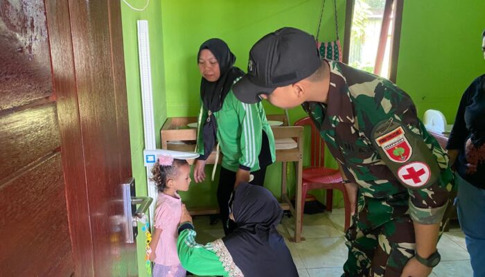 Pasukan Lipan Turut Andil Beri Pelayanan Kesehatan Rutin Bagi Anak-Anak Balita di perbatasan RI-PNG