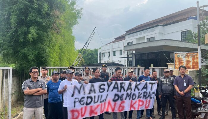 Ditsamapta Polda Banten Amankan Aksi Damai Dari Aliansi Masyarakat di Depan KPU Provinsi Banten