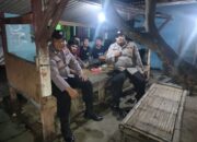 Anggota Polsek Rangkasbitung Polres Lebak Sambangi Warga Di Pos Ronda Kampung Nameng