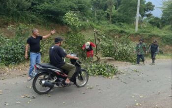 Seluruh Warga Desa Sukaresmi Kecamatan Sukaresmi, Kabupaten Garut, Secara Antusias Melaksanakan Giat Bersih-Bersih Jelang Hari Raya Idul Fitri