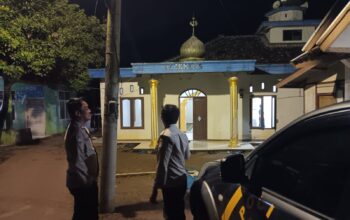 Anggota Polsek Cikulur Polres Lebak patroli malam sasaran Masjid dan Mushola