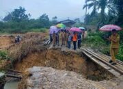 Bupati Pakpak Bharat Tinjau Jembatan Putus Di Desa Malum