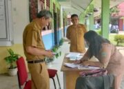 Kepala Dinas Dukcapil Pakpak Bharat Serahlan KTP Siswa SMA Di Pakpak Bharat