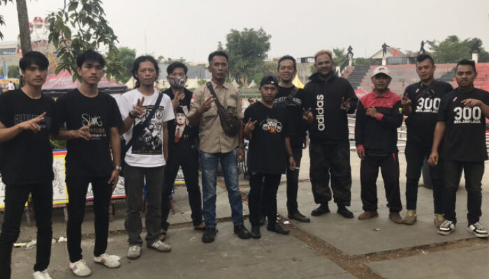 Komunitas Slankers Fans Club (SFC) Cianjur, Menggelar Kegiatan Aksi Peduli Kebersihan Dengan Memungut Sampah di Alun-Alun Cianjur