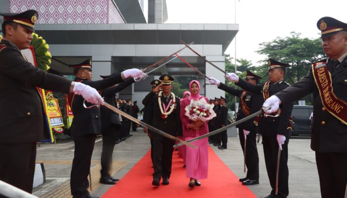 Kapolresta Tangerang Lepas 12 Personil Polri yang Purnabakti Dengan Upacara Pedang Pora