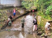 Upaya Mitigasi Bencana, Koramil 0106/Menes Bersihkan Sampah Di Aliran Sungai