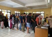 Bhabinkamtibmas Polsek Purwakarta Polres Cilegon Monitoring Dan Pengamanan Penyaluran Bantuan Beras kantor Kelurahan Kotabumi