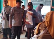 Bhabinkamtibmas Polsek Ciwandan Polres Cilegon Berikan Pengamanan Bantuan Pangan