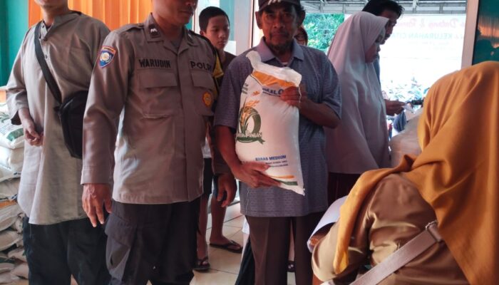 Bhabinkamtibmas Polsek Ciwandan Polres Cilegon Berikan Pengamanan Bantuan Pangan