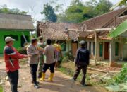 *Personel Polsek Rajadesa Datangi TKP Pohon Tumbang Menimpa Rumah di Cibingbin.