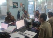 YUK NGOPI WAE” personil Polsek Cibeber Polres Cilegon Duduk Bersama Staf Kelurahan