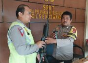 Personil Polsek Ciwandan Polres Cilegon Cek Barang Inventaris Dalam Pelaksanaan Serah Terima Tugas