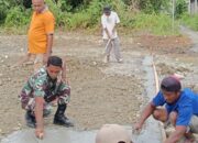 Babinsa Koramil 02/Timika Bersama Warga Laksanakan Kerja Bakti Pembuatan Sarana Olahraga