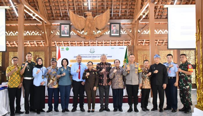 KEJATI JABAR GELAR SIDANG PERMOHONAN PERWALIAN ANAK DAN LAUNCHING APLIKASI SISTEM INFORMASI PERWALIAN ANAK DI PENDOPO KOTA BANDUNG”.