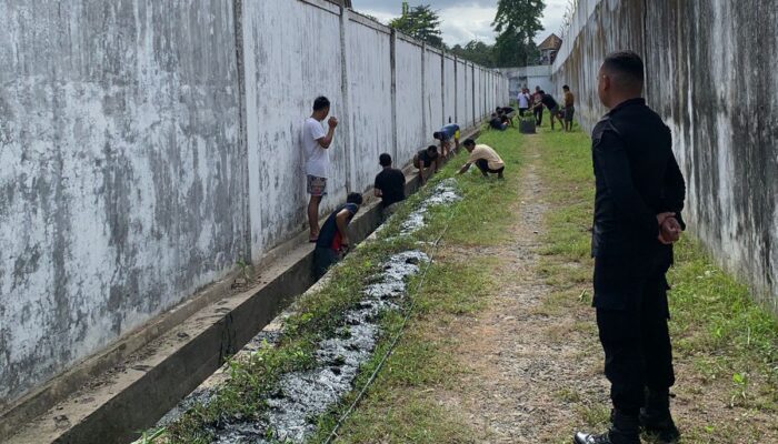 Guna Antisipasi Banjir, Warga Binaan Dan Petugas Gotong Royong Bersihkan Saluran Air