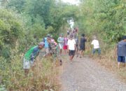 Gotong Royong Bersihkan Jalan Lingkar Labangka, Babinsa dan Warga Beringin Jaya Bekerjasama