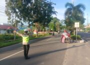 Layani Masyarakat, Satlantas Polres Kapuas Bantu Seberangkan Anak Sekolah 4 Layani Masyarakat, Satlantas Polres Kapuas Bantu Seberangkan Anak Sekolah