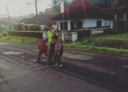 Bantu Anak Menyebrang, Polsek Cimaragas Polres Ciamis Siagakan Personel di Depan Sekolah