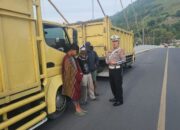 Kasat Lantas Polres Samosir, Tindak Ditempat (tilang) Pengendara Truk di Jembatan Tano Ponggol