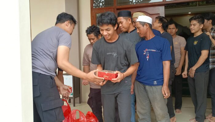 Polres Serang Gelar Warung Jum’at Barokah, Bagikan Nasi Kotak Kepada Warga