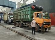 Polsek KSKP Banten Lakukan Pengecekan Muatan Kendaraan di Pelabuhan,