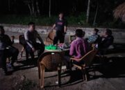 Bhabinkamtibmas Polsek Mancak Polres Cilegon Jalin Komunikasi Sosial Sambil Ngopi,