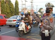 Lakukan pengaturan bantu sebrangkan siswa/i SMPN 3 Cilegon oleh  Lantas polsek Pulomerak,