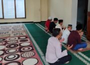 Bhabinkamtibmas Polsek Ciwandan Polres Cilegon Polda Banten Sholat Berjama’ah Bersama Masyarakat,