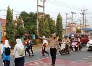 Lantas polsek Pulomerak lakukan pengaturan bantu sebrangkan siswa/i SMPN 3 Cilegon,