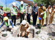 CIPTAKAN OBJEK WISATA BARU, BUPATI SAMOSIR LETAKKAN BATU PERTAMA PEMBANGUNAN DTW PANTAI PALLOMBUAN 