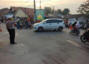 Personil Lantas Polsek Cilegon Polres Cilegon laksanakan pengaturan lalulintas pada pagi hari urai kemacetan,