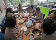 *Mohon ijin Release bagren Polres Cilegon Polda Banten*  Cilegon, 07 Agustus 2024 – Kabagren Polres Cilegon Polda Banten, Kompol Dwi Nurhayati, S.H. memimpin rapat tim pokja mengenai target penerimaan obvit pada Polres Cilegon TA 2024. Kegiatan ini dimaksud untuk mengetahui realisasi anggaran DIPA serta data target capaian penerimaan obvit sampai dengan akhir tahun 2024. Kabagren mengatakan bahwa dalam rangka pengamanan objek vital harus sesuai peraturan perundang-undangan. Diharapkan target penerimaan mendapatkan kenaikan pada TA 2024.  Kabagren juga menekankan pentingnya peningkatan kualitas kinerja sekaligus pemahaman akan tugas dan tanggung jawab dalam menjaga keamanan objek vital. Pembahasan juga meliputi strategi dan metode baru dalam pengamanan yang lebih efektif, mengingat tantangan keamanan yang semakin kompleks.  Kegiatan ini dihadiri oleh Kasat Obvit, Paursubbagrenprogar, KBO Obvit serta staff Bagren dan Satobvit.