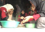 Kuliah Kerja Mahasiswa (KKM) Kelompok, 51 Desa Kurang Kambing Kencamatan Mandalawangi Bantu Warga Buat Rengginang Dari Ketan Hitam,