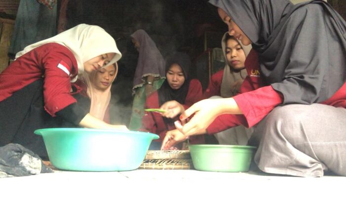 Kuliah Kerja Mahasiswa (KKM) Kelompok, 51 Desa Kurang Kambing Kencamatan Mandalawangi Bantu Warga Buat Rengginang Dari Ketan Hitam,