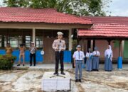 Police Goes To School, Kasatlantas Polres Barsel Jadi Pembina Upacara Di SMAN 2 Buntok