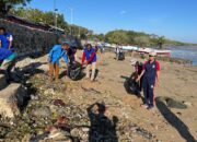 Bakamla RI Clean Up Pesisir Pantai Nelayan di Oesapa Kupang