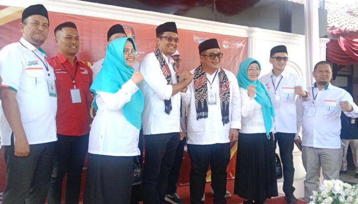 Pasangan Helmi-Yudi Jadi Pendaftar Pertama di Pilkada Garut 2024