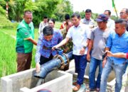 TINGKATKAN PRODUKTIFITAS PERTANIAN, BUPATI SAMOSIR RESMIKAN PLTS POMPA AIR 