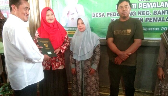 Bupati Pemalang Sapa Warga Pedagung, Serahkan Ribuan Sertipikat Tanah