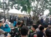 Unjuk Rasa Mahasiswa di Garut Memanas, Lemparan Batu Pecahkan Kaca Gedung DPRD