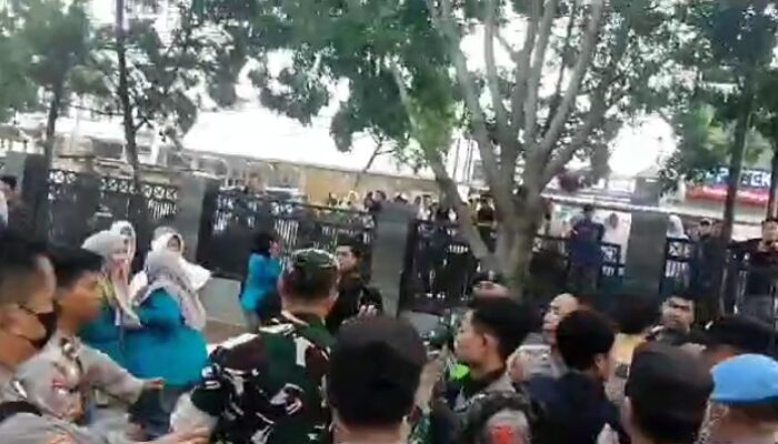 Unjuk Rasa Mahasiswa di Garut Memanas, Lemparan Batu Pecahkan Kaca Gedung DPRD