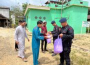 Kepedulian Kepada Sesama, Batalyon C Brimob Kalteng Bagikan Nasi Kotak Kepada Masyarakat 2 Kepedulian Kepada Sesama, Batalyon C Brimob Kalteng Bagikan Nasi Kotak Kepada Masyarakat
