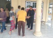 Brimob Sampit Maknai Jumat Berkah Dengan Bagikan Nasi Kotak Kepada Masyarakat