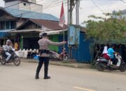 Batalyon C Brimob Kalteng Tingkatkan Pelayanan Prima dengan Membantu Pelajar Menyeberangi Jalan Raya