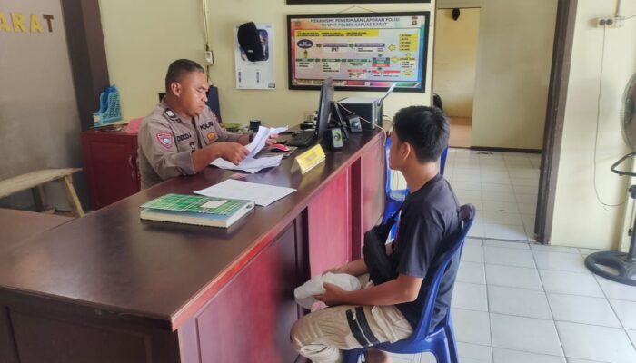 Piket SPKT I Polsek Kapuas Barat berikan kenyamanan Masyarakat Yang Datang laporan.