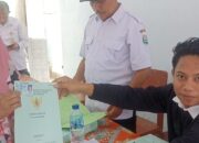 BPN Kabupaten Probolinggo Serahkan Langsung Sertipikat PTSL kepada Warga Desa Gading Kulon.