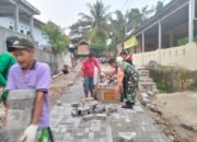 Sertu Botono Babinsa Kelurahan Kadumerak Koramil 0102/Cadasari Kerja Bakti Bersama Warga Pasang Paing Blok