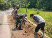 Pererat Silaturahmi Dengan Warga, Babinsa Koramil 0106/Menes Gotong Royong Bersama Warga