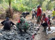 Sertu Nakrowi Bersama Warga Melaksanakan Gotong Royong Pembuatan Jalan Usaha Tani (JUT)