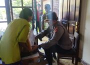 Kapolsek Gilimanuk Bagikan Bantuan Tali Kasih Kepada Lansia Patah Tulang Kaki Dan Tangan Di  Penginuman